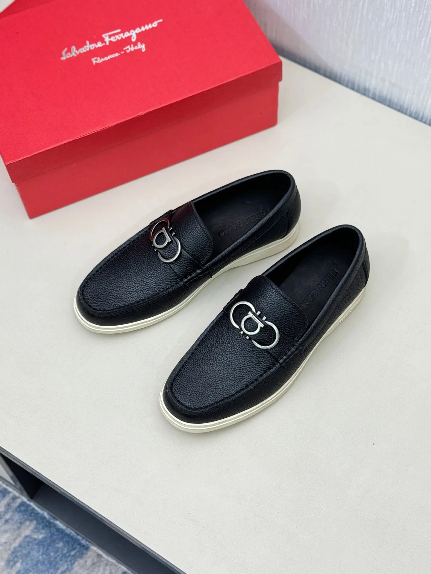 [Ferragamo] P: 580💰 Number of yards: 38~44 (45 orders are non-returnable) Ferragam's new men's driving shoes, the fabric is made of imported cowhide, with visible texture, heavy industrial stitching, dyed calfskin inside, standard logo cowhide feet, big-name experience, soft and comfortable on the feet, a men's favorite, special non-slip and wear-resistant rubber soles, easy to handle various occasions, with original box packaging!